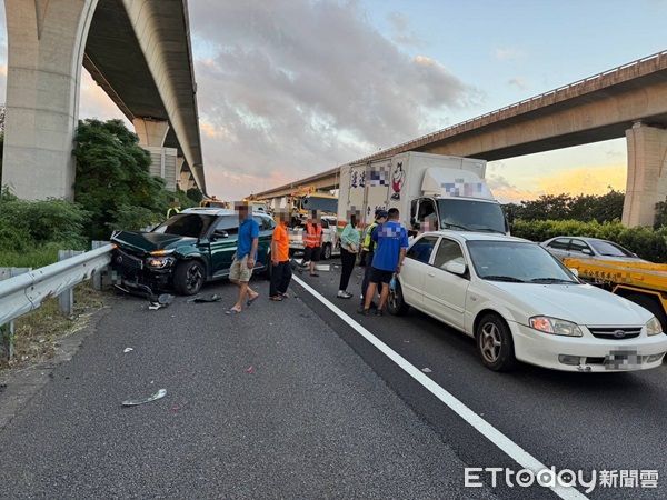 ▲▼造成4車8 人輕傷。（圖／國道警察局提供）