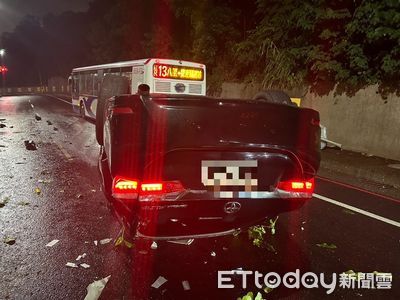 新北嚴重車禍！轎車衝撞分隔島慘翻覆　駕駛噴飛…昏迷搶救中