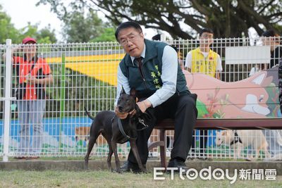 台南東區竹篙厝寵物友善公園啟用　黃偉哲帶愛犬黑妞奔跑同樂