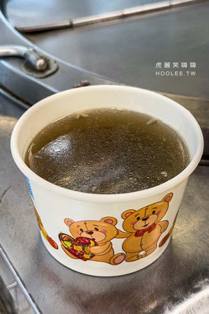 ▲▼左營必吃排隊便當店！滿滿都是肉的五寶飯，供應免費熱湯和飲料。（圖／部落客虎麗提供）