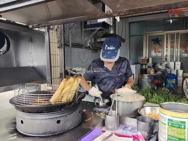 ▲▼宜蘭在地隱藏版排隊美食，必嚐蝦餅與韮菜春捲。（圖／部落客wisely提供）