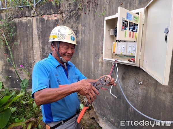 ▲台南市勞工局「做工行善團」修繕志工貢獻專長，為柳營區弱勢戶施工修繕，20日志工們繼續接力前往六甲區、安南區進行修繕服務。（圖／記者林東良翻攝，下同）