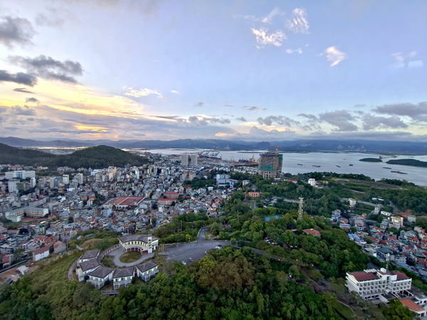 ▲▼北越景點女皇雙層纜車、太陽之眼摩天輪，俯瞰下龍灣與夕照美景。（圖／大口提供）