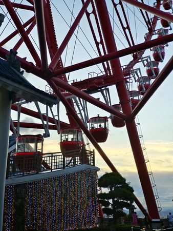 北越景點，女皇雙層纜車、太陽之眼摩天輪．俯瞰下龍灣與夕照美景。