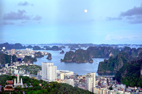 北越景點，女皇雙層纜車、太陽之眼摩天輪．俯瞰下龍灣與夕照美景。