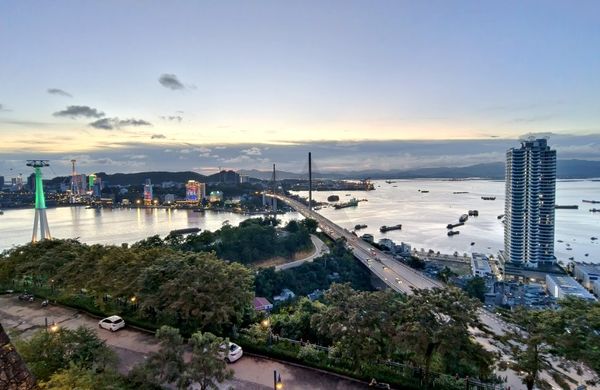 北越景點，女皇雙層纜車、太陽之眼摩天輪．俯瞰下龍灣與夕照美景。