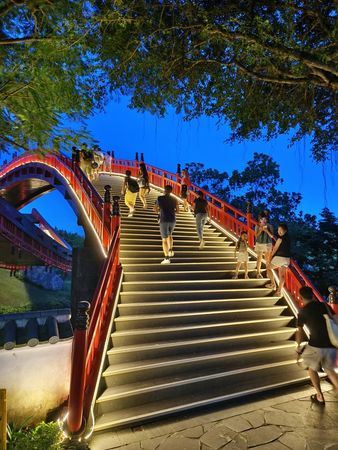 北越景點，女皇雙層纜車、太陽之眼摩天輪．俯瞰下龍灣與夕照美景。