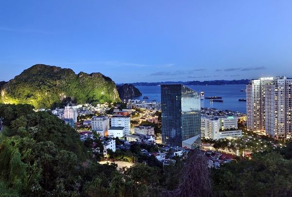 北越景點，女皇雙層纜車、太陽之眼摩天輪．俯瞰下龍灣與夕照美景。