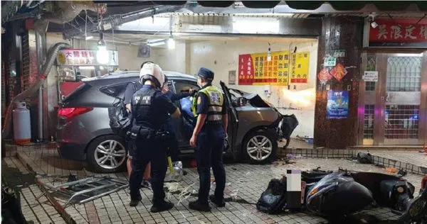 台北市內湖區17日晚間發生嚴重車禍。（圖／翻攝畫面）