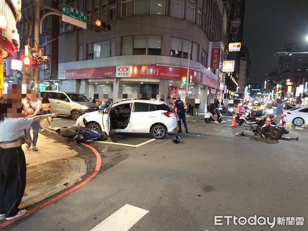 ▲▼三重謝女開租賃車左轉與騎士碰撞，再撞待轉機車             。（圖／記者陳以昇翻攝）