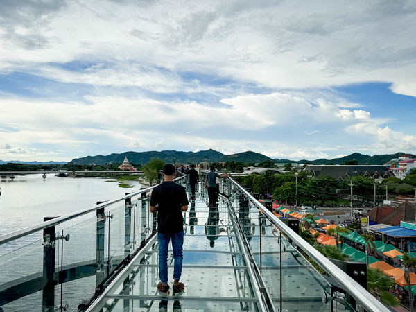 ▲▼探訪泰式風情與美景「北碧府天空步道」全透明玻璃橋面 週六市集平價又好逛!。（圖／部落客viviyu提供）