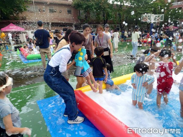 ▲「妃妃姐姐陳亭妃親水萌樂園」，20日下午移師台南市長榮中學，吸引許多當地家庭的熱情參與。（圖／記者林東良翻攝，下同）