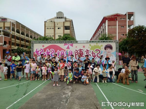 ▲「妃妃姐姐陳亭妃親水萌樂園」，20日下午移師台南市長榮中學，吸引許多當地家庭的熱情參與。（圖／記者林東良翻攝，下同）