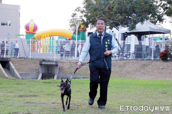 ▲台南市動保處舉辦「我愛毛孩從心開始-竹篙厝場」活動，市長黃偉哲帶著家中愛犬黑妞來親自體驗寵物公園的便利。（圖／記者林東良翻攝，下同）