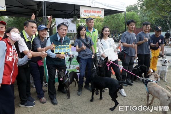 ▲台南市動保處舉辦「我愛毛孩從心開始-竹篙厝場」活動，市長黃偉哲帶著家中愛犬黑妞來親自體驗寵物公園的便利。（圖／記者林東良翻攝，下同）