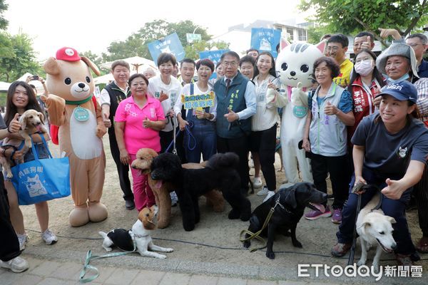 ▲台南市動保處舉辦「我愛毛孩從心開始-竹篙厝場」活動，市長黃偉哲帶著家中愛犬黑妞來親自體驗寵物公園的便利。（圖／記者林東良翻攝，下同）