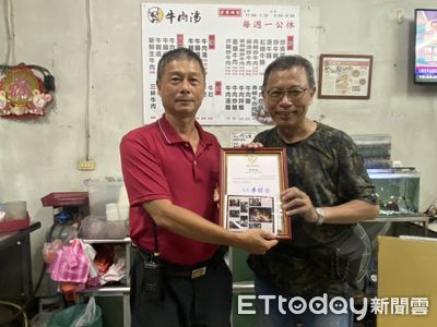 搶救南市大火　攝影師捕捉消防員堅毅背影獲獎