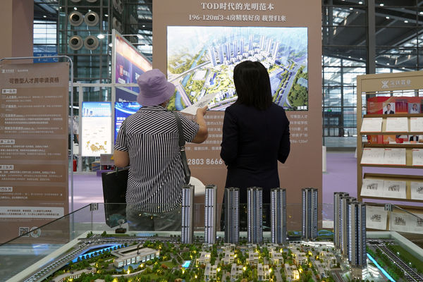 中國房市,房產雲,中國房地產,▲▼在中國廣東省深圳的房地產博覽會上，一名仲介在住宅建築模型附近接待一位客戶。（圖／路透）