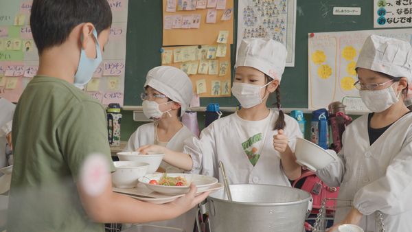 ▲冷面嚴師遠藤（Endo Sensei）《日本人的養成》在畢業典禮淚如雨下真情流露。（圖／海鵬提供）