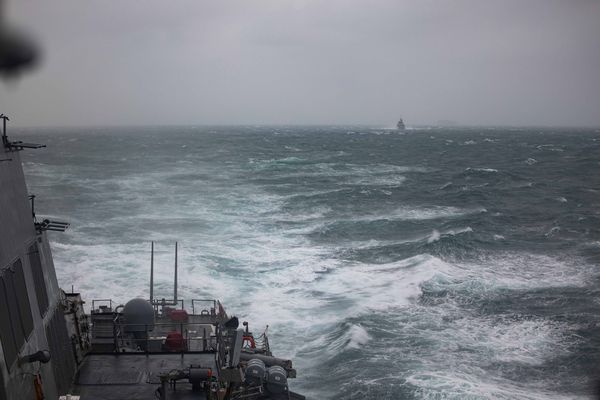 ▲▼美國海軍勃克級飛彈驅逐艦「希金斯號」（USS Higgins）和加拿大海軍哈利法克斯級巡防艦「溫哥華號」（HMCS Vancouver）20日聯袂穿越台灣海峽。（圖／翻攝自Facebook／U.S. 7th Fleet）