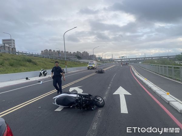 ▲▼新北市板橋區環漢路21號越道，2機車擦撞，1騎士不治。（圖／記者陸運陞翻攝）