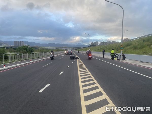 ▲▼新北市板橋區環漢路21號越道，2機車擦撞，1騎士不治。（圖／記者陸運陞翻攝）