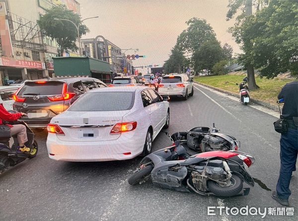 ▲台南車禍，女騎士慘摔。（圖／記者林東良翻攝，下同）