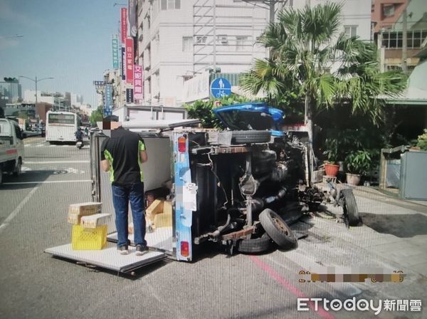 ▲▼為了閃貓！高雄小貨車撞變電箱「90度側翻」　現場慘況曝。（圖／記者賴文萱翻攝）