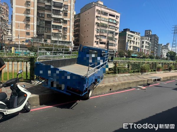 ▲▼四維路自撞             。（圖／記者陳以昇翻攝）