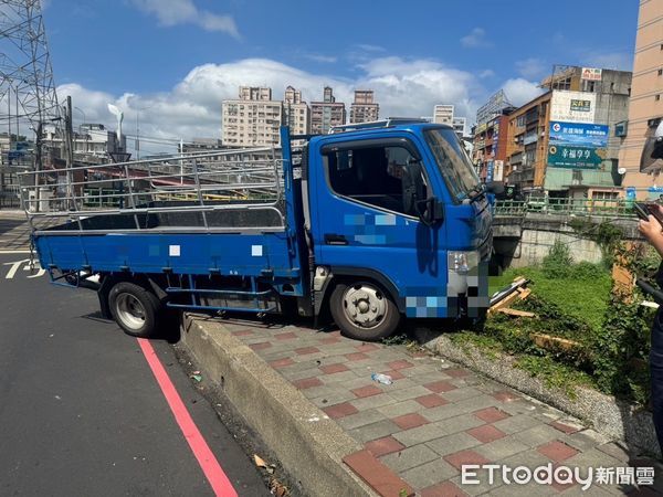 ▲▼四維路自撞             。（圖／記者陳以昇翻攝）