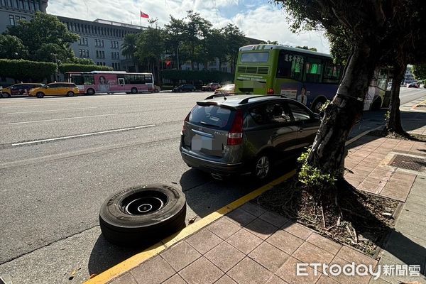 ▲▼ 北市公車行經凱達格蘭大道時，右前車輪突然噴飛。（圖／記者張君豪翻攝）