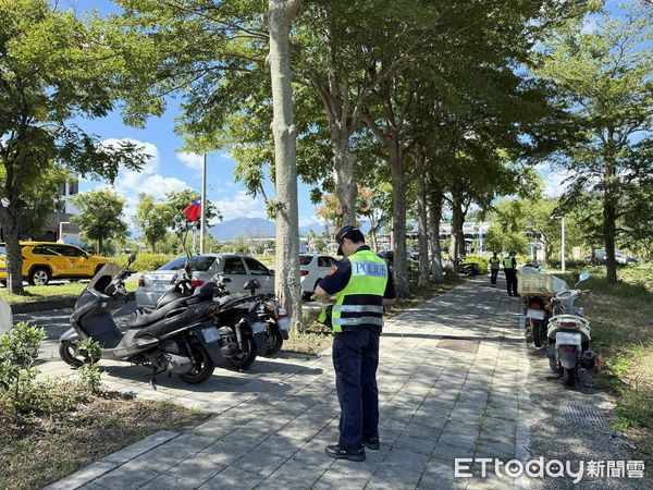 ▲台東火車站周遭違停嚴重，警方加強取締。（圖／記者楊漢聲翻攝）