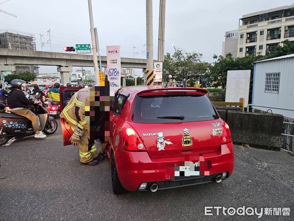 ▲台南市新市區富安路，21日下午發生1部自小客車疑自撞路旁路墩，消防人員協助男性駕駛人脫困，惟駕駛精神狀況不佳送醫就治。（圖／民眾提供，下同）