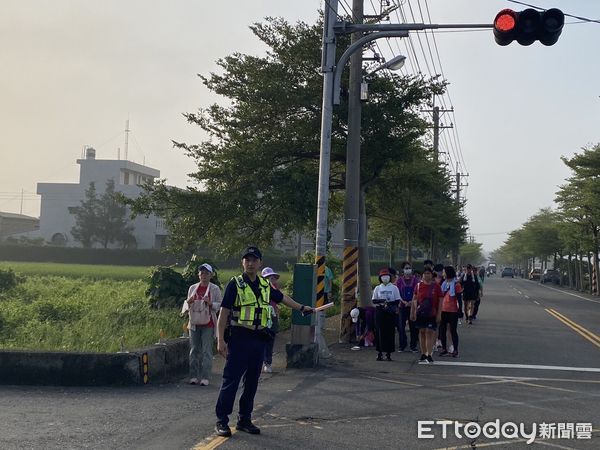 ▲▼   嘉義縣民雄分局協助鄉公所交管   。（圖／民雄分局提供）