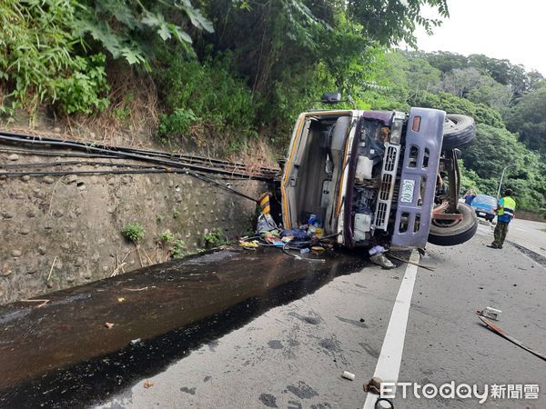 ▲混凝土泵浦車翻覆造成車內2人輕傷，救護車送醫途中又遭轎車攔腰撞上。（圖／記者楊永盛翻攝）