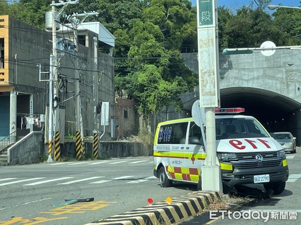 ▲混凝土泵浦車翻覆造成車內2人輕傷，救護車送醫途中又遭轎車攔腰撞上。（圖／記者楊永盛翻攝）