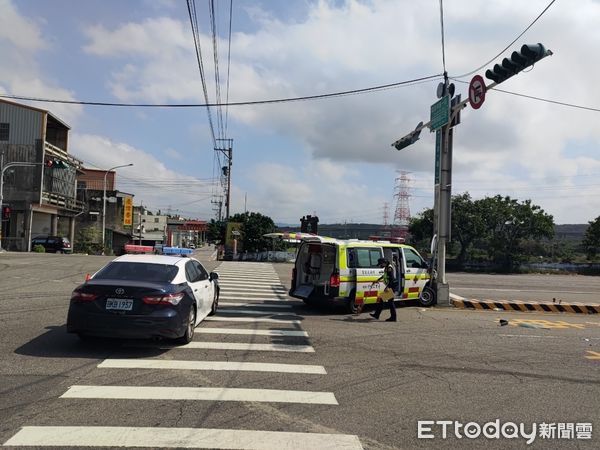 ▲混凝土泵浦車翻覆造成車內2人輕傷，救護車送醫途中又遭轎車攔腰撞上。（圖／記者楊永盛翻攝）