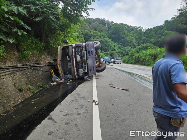 ▲混凝土泵浦車翻覆造成車內2人輕傷，救護車送醫途中又遭轎車攔腰撞上。（圖／記者楊永盛翻攝）