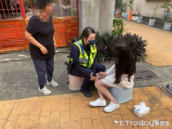 ▲▼    弱智女迷途  水上暖警護送就醫   。（圖／水上分局提供）