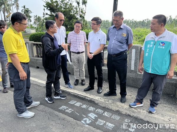 ▲立委鍾佳濱會同水公司屏東管理處人員實地會勘路面情況             。（圖/鍾佳濱服務處提供）