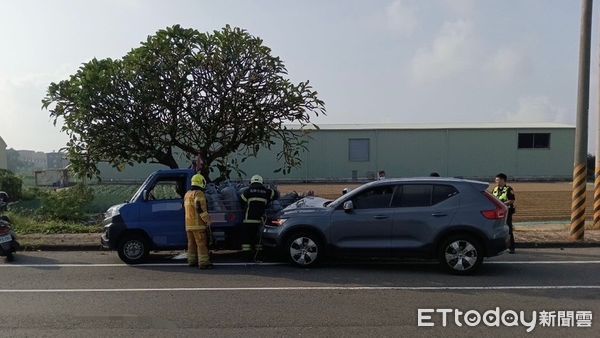 ▲高雄女駕瑞典坦克追撞小貨車 。（圖／記者吳世龍翻攝）