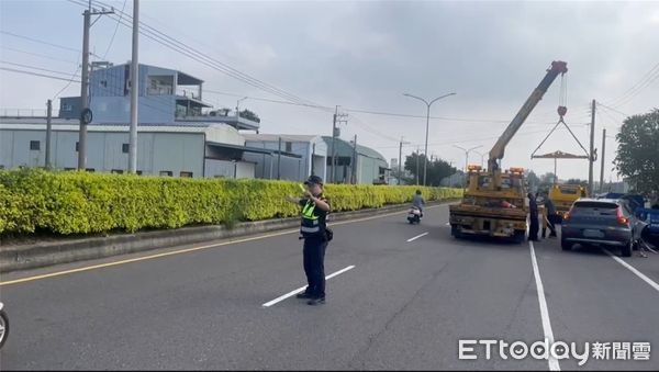 ▲高雄女駕瑞典坦克追撞小貨車 。（圖／記者吳世龍翻攝）