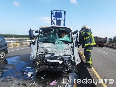 竹港大橋2貨車追撞！「車頭壓扁」駕駛一度受困　大腿骨折送醫