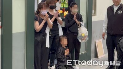 殉職所長遺體火化…妻見最後一面痛喊：火來了快跑！幼女跪地惹鼻酸