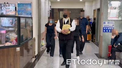 殉職所長火化！長女跟媽媽進撿骨室　帶爸爸骨灰準備進「新家」