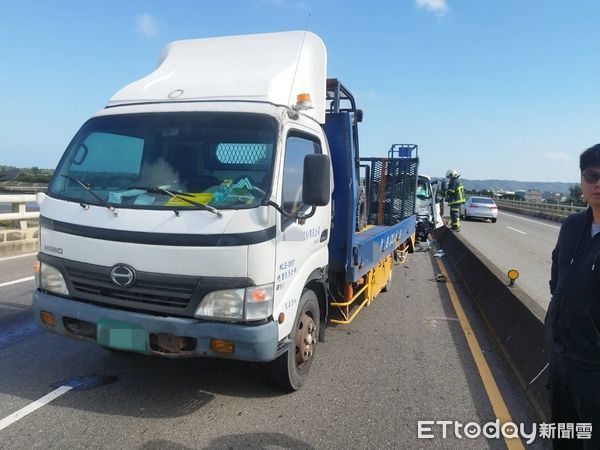 ▲▼竹北市竹港大橋南下車道車禍             。（圖／記者陳凱力翻攝）