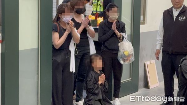 殉職所長遺體火化…妻見最後一面痛喊：火來了快跑！幼女跪地惹鼻酸