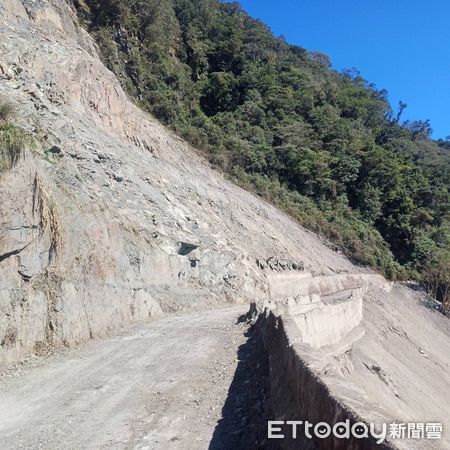 ▲空拍圖曝！裡冷林道大崩塌初步搶通，林業保育署籲「地質不穩暫勿進入」。（圖／林業保育署台中分署提供）