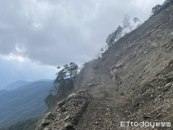 ▲空拍圖曝！裡冷林道大崩塌初步搶通，林業保育署籲「地質不穩暫勿進入」。（圖／林業保育署台中分署提供）