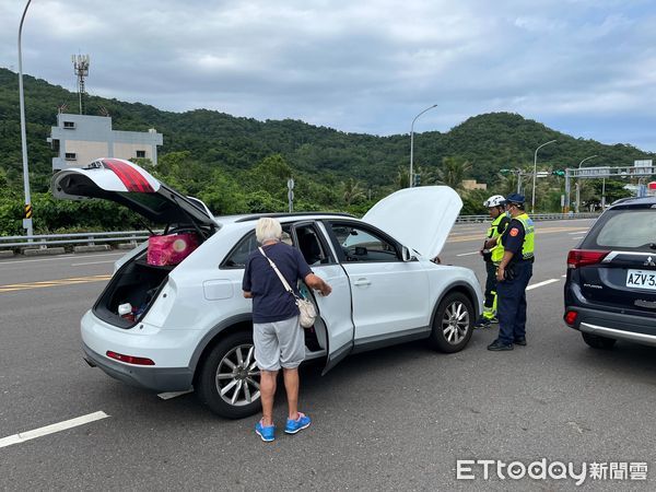 ▲車輛故障員警協助排除。（圖／記者楊漢聲翻攝）